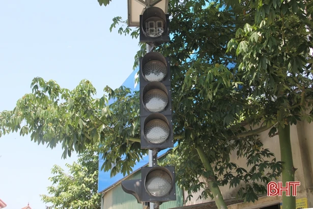 Đèn tín hiệu “ngủ quên”, xe cộ “giành giật” nhau tại ngã tư ở Can Lộc