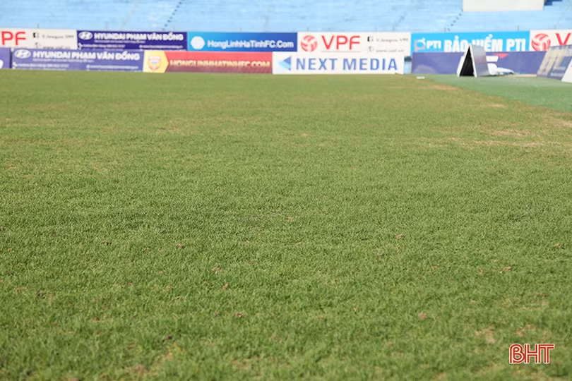Cận cảnh mặt cỏ SVĐ Hà Tĩnh trước ngày đội nhà gặp Fico Tây Ninh