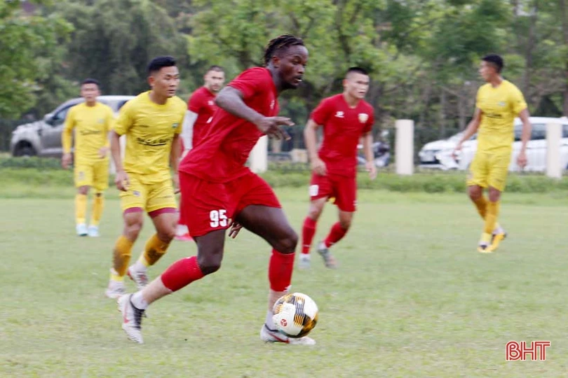 Xem Hồng Lĩnh Hà Tĩnh đá với Sông Lam Nghệ An trên sân vận động huyện