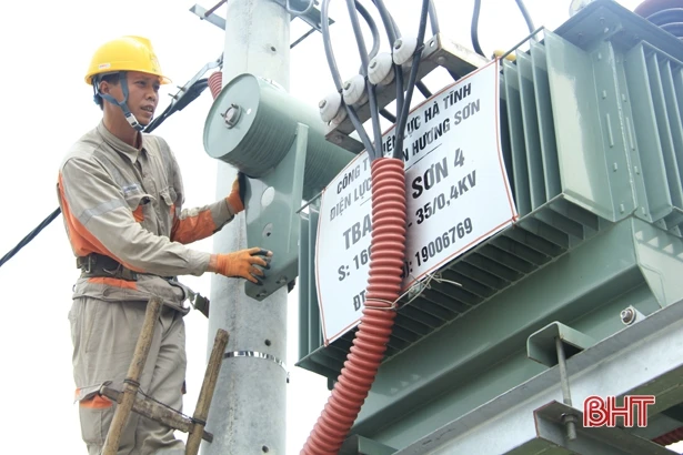 Điện lực Hương Sơn phun nước rửa Trạm Biến áp 110KV