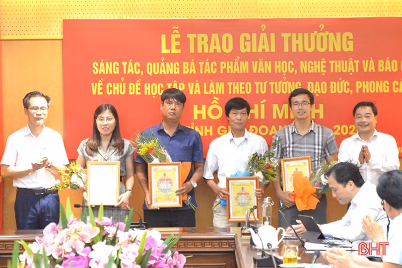 Hà Tĩnh trao 21 giải thưởng sáng tác, quảng bá về chủ đề học tập và làm theo Bác Hồ