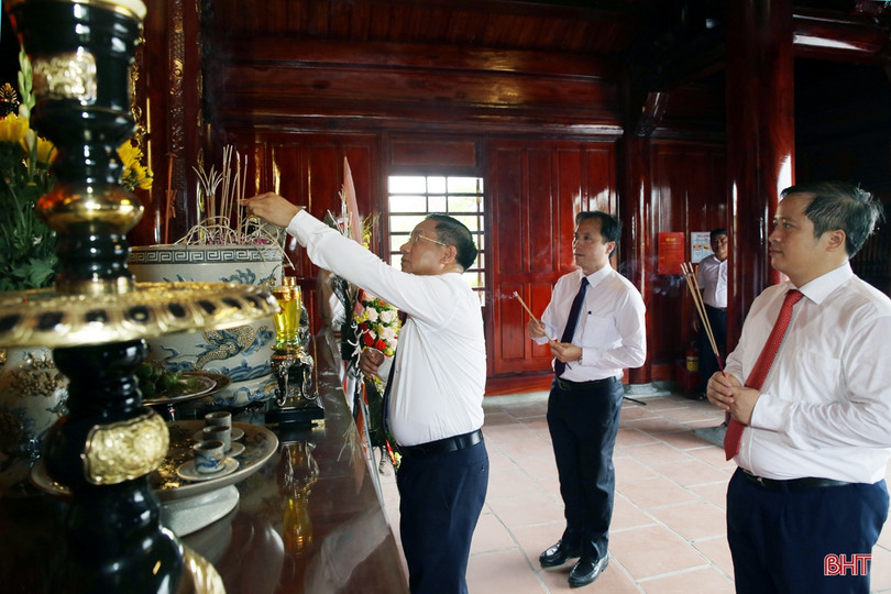 Lãnh đạo Hà Tĩnh dâng hương tưởng niệm Chủ tịch Hồ Chí Minh nhân kỷ niệm 130 năm ngày sinh của Người
