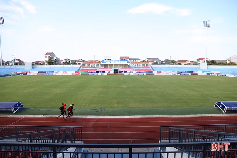 Cận cảnh mặt cỏ SVĐ Hà Tĩnh trước ngày đội nhà gặp Fico Tây Ninh