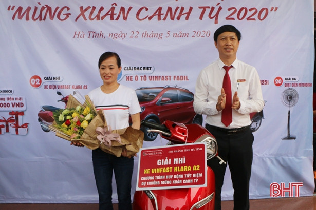 1 phụ nữ may mắn trúng ô tô Vinfast khi gửi tiết kiệm tại Agribank Hà Tĩnh