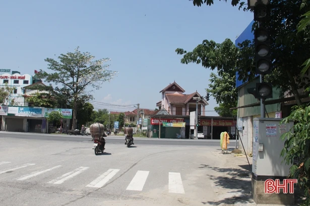 Đèn tín hiệu “ngủ quên”, xe cộ “giành giật” nhau tại ngã tư ở Can Lộc