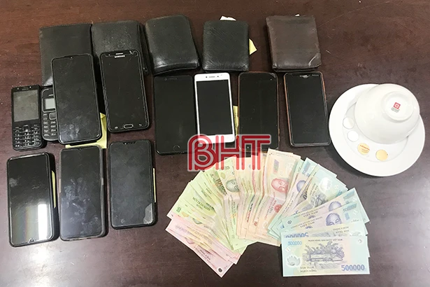 Công an Can Lộc bắt tại trận 16 con bạc đang sát phạt nhau trong quán nhậu