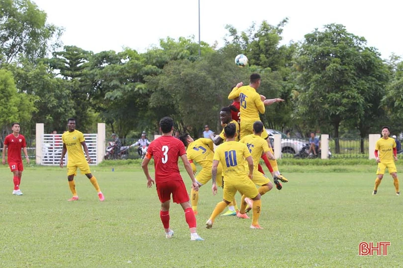 Xem Hồng Lĩnh Hà Tĩnh đá với Sông Lam Nghệ An trên sân vận động huyện