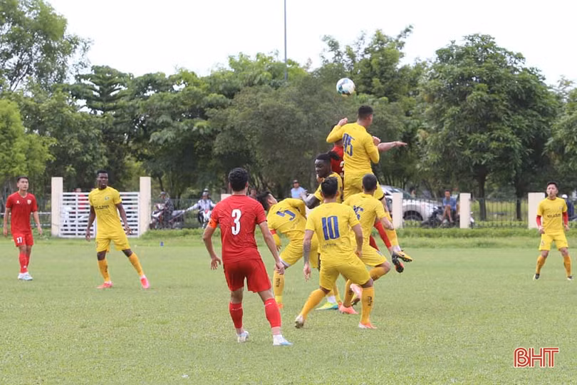Xem Hồng Lĩnh Hà Tĩnh đá với Sông Lam Nghệ An trên sân vận động huyện