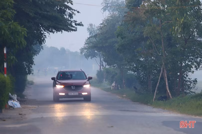 Khói rơm mù mịt cản trở giao thông trên tuyến đường vừa rộng vừa đẹp của TP Hà Tĩnh