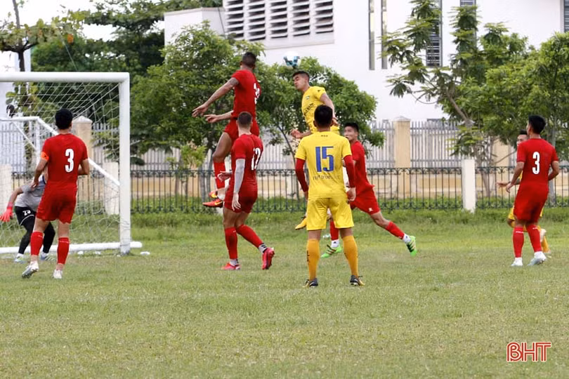 Xem Hồng Lĩnh Hà Tĩnh đá với Sông Lam Nghệ An trên sân vận động huyện