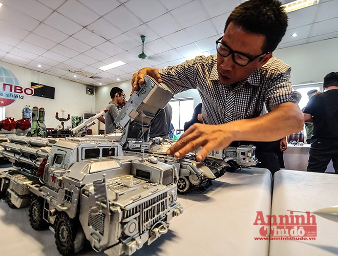 Choáng ngợp những khí tài quân sự do người đam mê mô hình ở Hà Nội lắp ráp, chế tạo