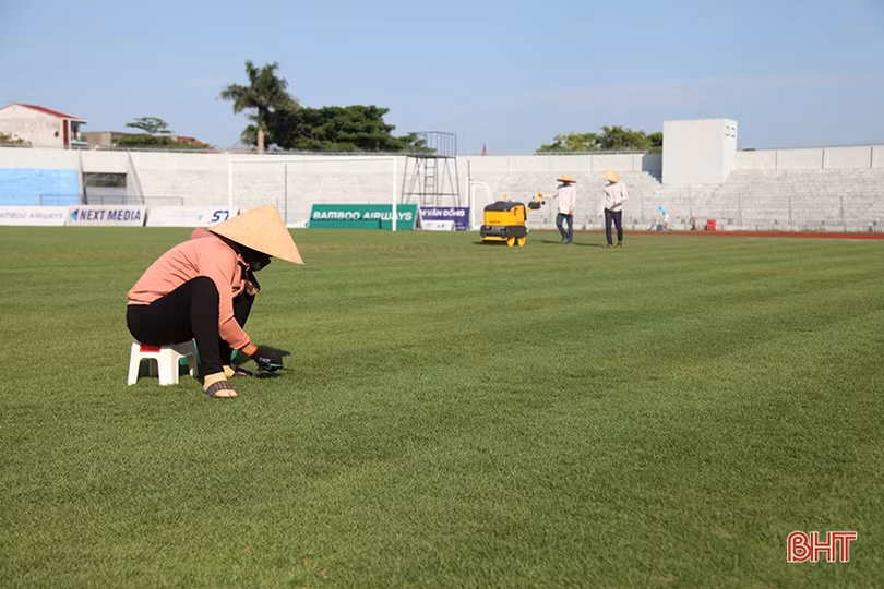 Cận cảnh mặt cỏ SVĐ Hà Tĩnh trước ngày đội nhà gặp Fico Tây Ninh