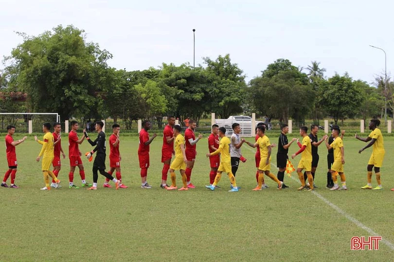 Xem Hồng Lĩnh Hà Tĩnh đá với Sông Lam Nghệ An trên sân vận động huyện