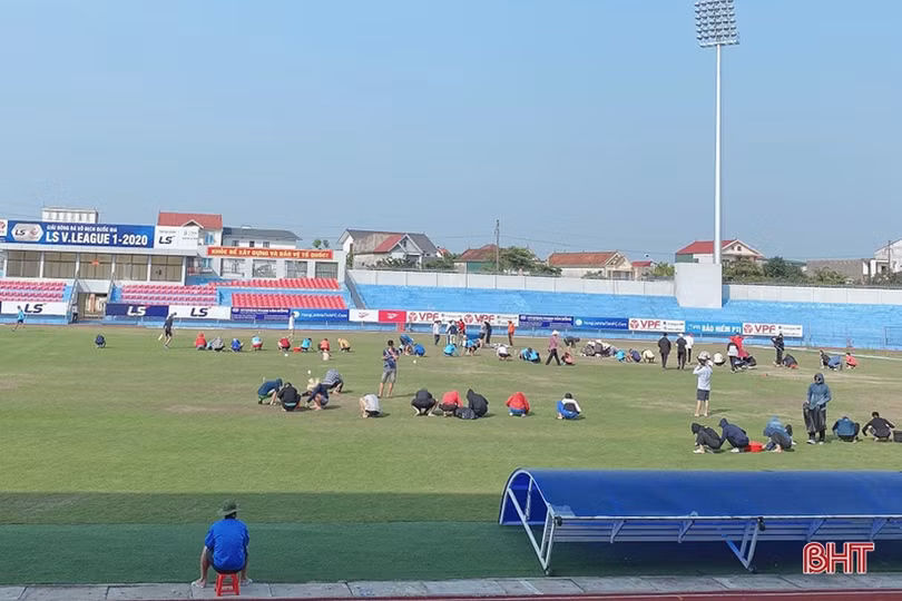 Cận cảnh mặt cỏ SVĐ Hà Tĩnh trước ngày đội nhà gặp Fico Tây Ninh