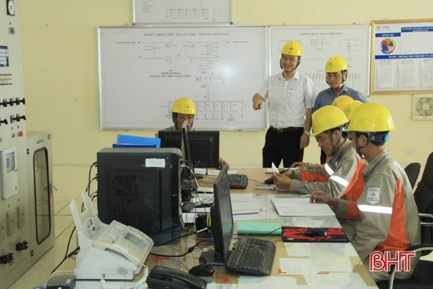 Điện lực Hương Sơn phun nước rửa Trạm Biến áp 110KV