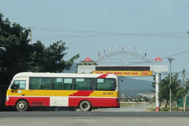 Đèn tín hiệu “ngủ quên”, xe cộ “giành giật” nhau tại ngã tư ở Can Lộc