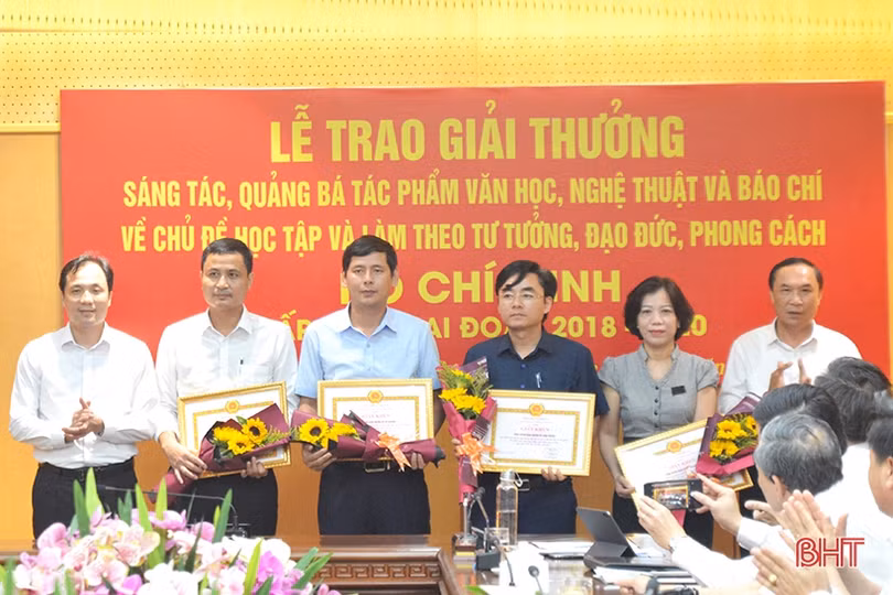 Hà Tĩnh trao 21 giải thưởng sáng tác, quảng bá về chủ đề học tập và làm theo Bác Hồ