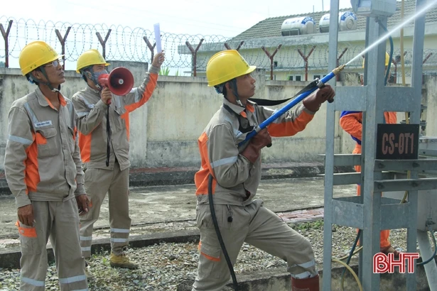 Điện lực Hương Sơn phun nước rửa Trạm Biến áp 110KV