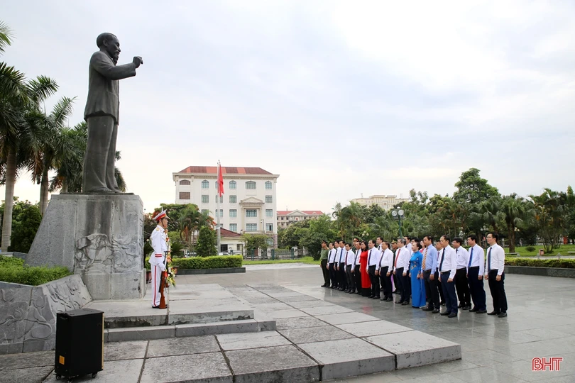 Lãnh đạo Hà Tĩnh dâng hương tưởng niệm Chủ tịch Hồ Chí Minh nhân kỷ niệm 130 năm ngày sinh của Người