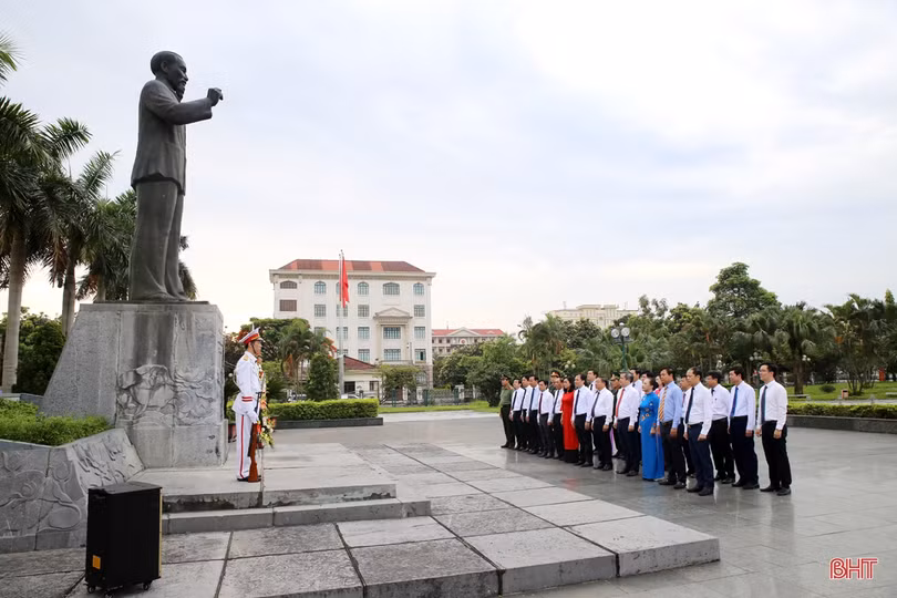 Lãnh đạo Hà Tĩnh dâng hương tưởng niệm Chủ tịch Hồ Chí Minh nhân kỷ niệm 130 năm ngày sinh của Người
