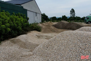 Đình chỉ bãi tập kết cát gây ô nhiễm khu dân cư 