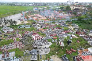 Nhiều lo ngại khi nghĩa trang gần nhà dân, “áp” Văn Miếu