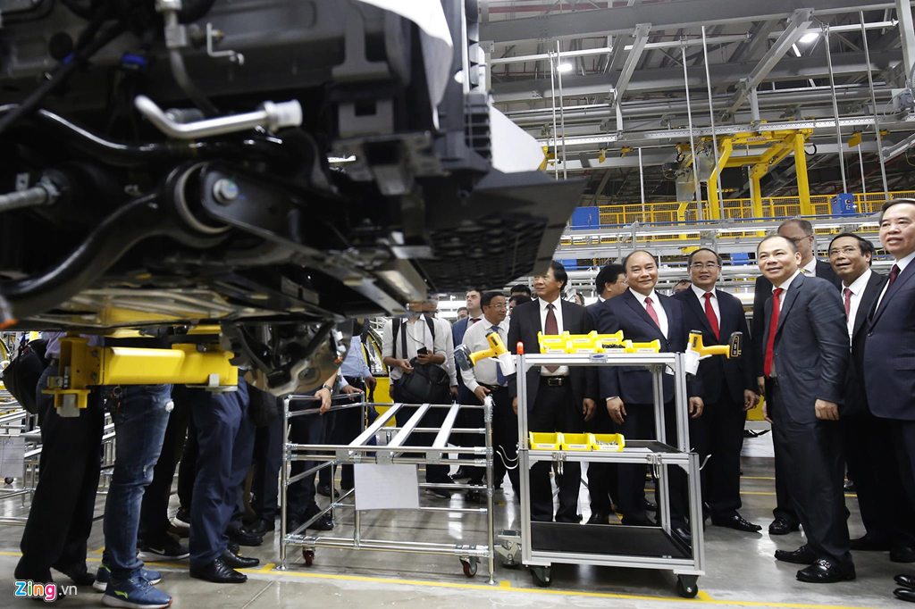 Thủ tướng vào bên trong xưởng tham quan quy trình sản xuất ôtô. Người đứng đầu Chính phủ đã dành lời khen ngợi một nhà máy với thời gian ngắn 21 tháng đã hoàn thành. “Tôi bày tỏ sự ngạc nhiên lớn kể từ khi khởi công nhà máy vào ngày Quốc khánh 2/9/2017 đã hoàn thành sau hơn 600 ngày xây dựng. Sự thần tốc này cho thấy một khát vọng lớn cháy bỏng, một kỳ tích trong ngành ôtô Việt Nam và thế giới”, ông nói. Cảnh hối hả sản xuất ôtô bên trong nhà máy VinFast
