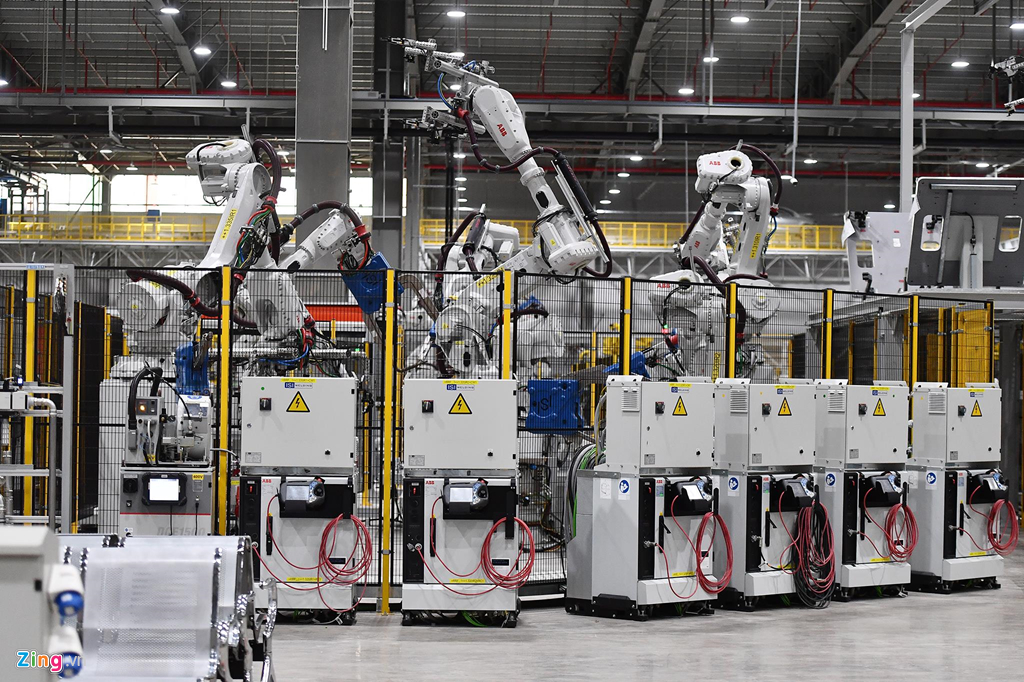 Xưởng hàn thân xe vận hành hoàn toàn tự động, hiện đại nhất Đông Nam Á. Các robot ABB vận hành hoàn toàn tự động theo tiêu chuẩn công nghiệp 4.0, được kết nối với nhau và có khả năng tự hiểu, tự vận hành theo lập trình sẵn. Cảnh hối hả sản xuất ôtô bên trong nhà máy VinFast