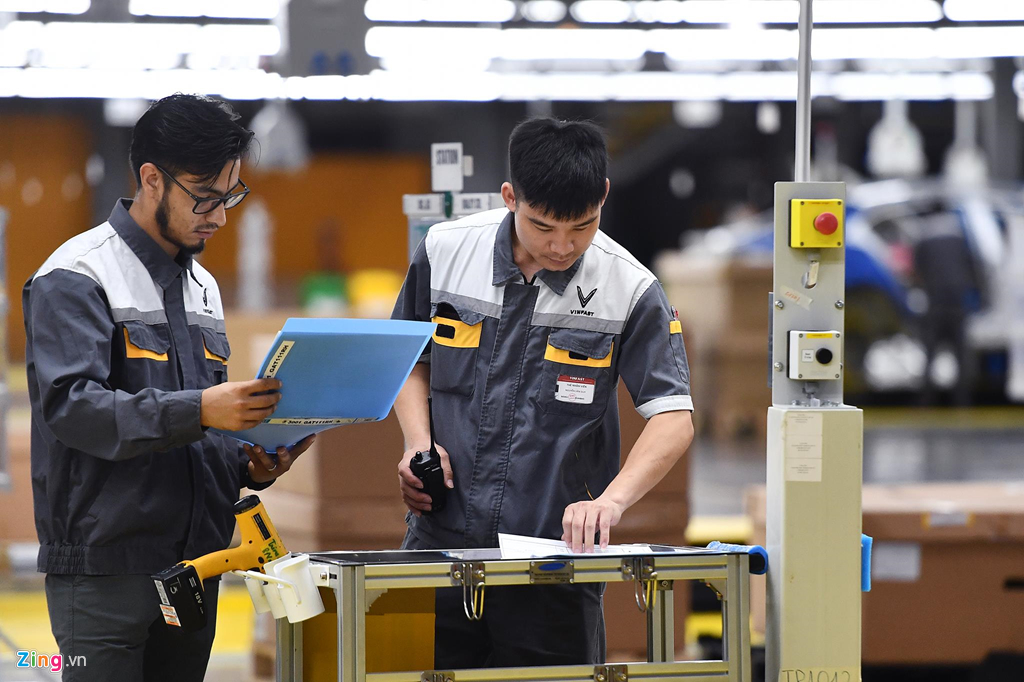 Quy trình sản xuất tại nhà máy hoàn toàn đồng bộ và khép kín với 6 xưởng: xưởng dập, xưởng hàn thân vỏ, xưởng sơn, xưởng động cơ, xưởng phụ trợ và xưởng lắp ráp được kết nối liên hoàn, tự động hoá với hàng nghìn robot và hệ điều hành sản xuất thông minh do Siemens và SAP cung cấp. Cảnh hối hả sản xuất ôtô bên trong nhà máy VinFast