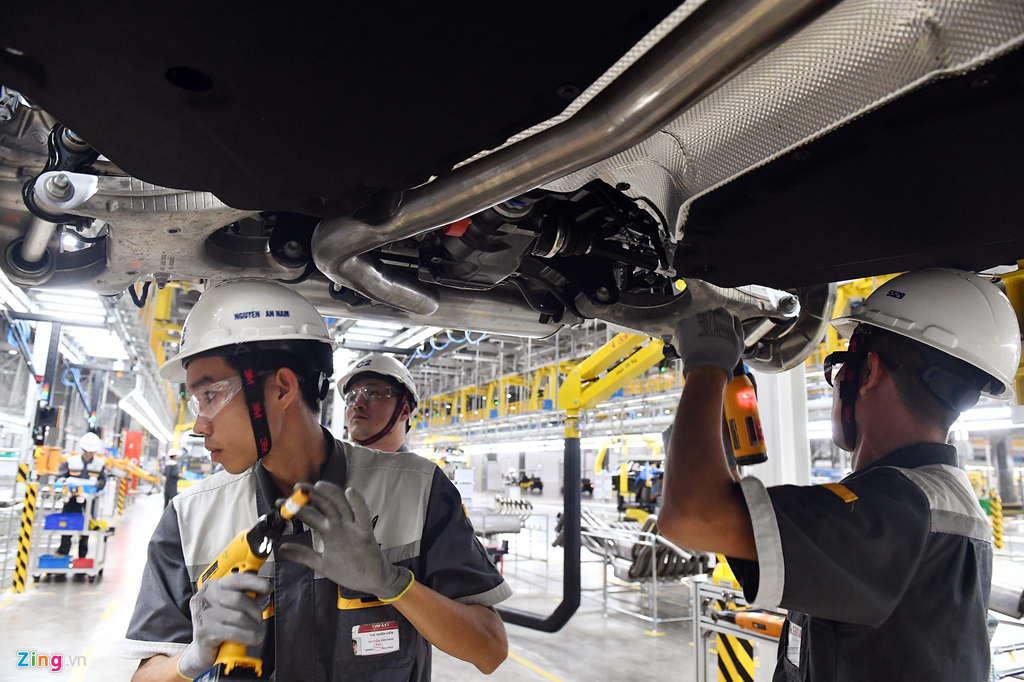 Các công đoạn lắp ráp được trang bị súng siết lực hiện đại của Atlas Copco nối liên động với dây chuyền sản xuất đảm bảo lực siết của từng chi tiết lắp ráp được kiểm soát và có thể truy hồi tại mọi thời điểm. Cảnh hối hả sản xuất ôtô bên trong nhà máy VinFast