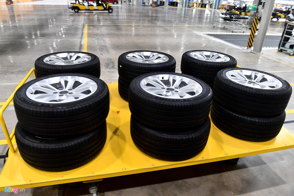 Ngoài ra xưởng còn có khu vực lắp hoàn thiện lốp xe và có năng lực mở rộng cho đúc các chi tiết nhựa trong tương lai. Cảnh hối hả sản xuất ôtô bên trong nhà máy VinFast