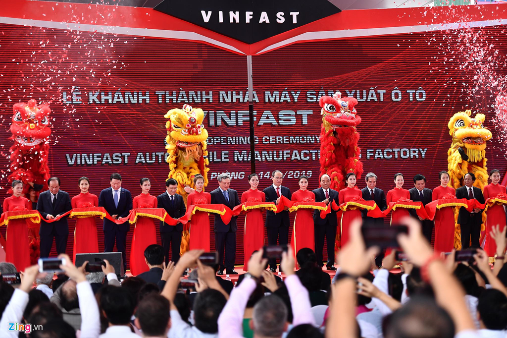 Sáng 14/6, Thủ tướng Nguyễn Xuân Phúc dự lễ khánh thành nhà máy sản xuất ôtô VinFast tại Cát Hải (Hải Phòng). Dự kiến năm 2020, nhà máy này nộp ngân sách khoảng 15.000 tỷ đồng. Cảnh hối hả sản xuất ôtô bên trong nhà máy VinFast