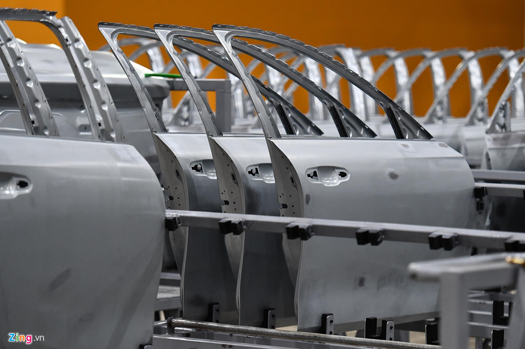 Xưởng thân vỏ bao gồm gần 90 đồ gá dùng dể kẹp các ống thép. Ống thép đúng kích thước và hình dáng được hàn từ xưởng thân vỏ để trở thành cấu trúc Monocoque. Thân vỏ hoàn thiện được chuyển qua xưởng sơn. Cảnh hối hả sản xuất ôtô bên trong nhà máy VinFast
