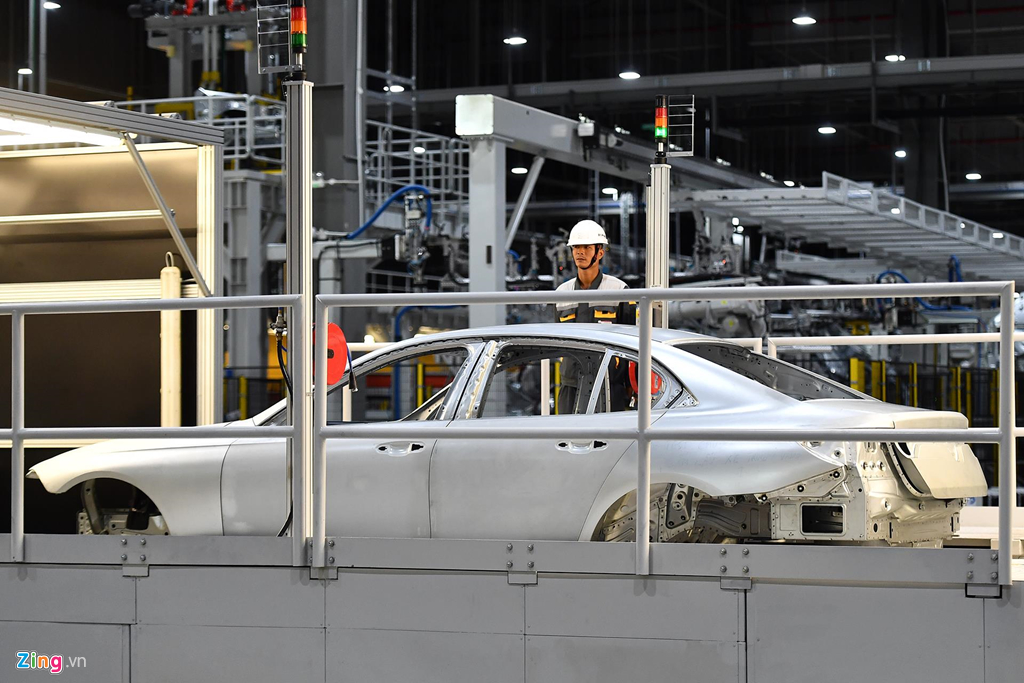 Tổ hợp nhà máy sản xuất ôtô, xe máy điện VinFast được triển khai trên khu đất rộng 335 ha tại khu công nghiệp Đình Vũ - Cát Hải (Hải Phòng). Tại đây có nhà điều hành, khu nhà máy sản xuất xe máy điện, khu nhà máy sản xuất ôtô, khu nhà máy sản xuất xe buýt điện, khu công nghiệp phụ trợ, trung tâm đào tạo, Viện Nghiên cứu và Phát triển. Cảnh hối hả sản xuất ôtô bên trong nhà máy VinFast
