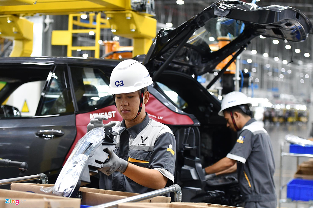 Các dữ liệu về các thông số kỹ thuật của nhà máy dập được thu thập trực tuyến (online) trong quá trình sản xuất từ các thiết bị lắp đặt trong dây chuyền. Cảnh hối hả sản xuất ôtô bên trong nhà máy VinFast