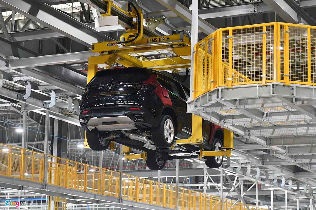 Việc VinFast ứng dụng công nghệ 4.0 tại các nhà máy, giúp các thiết bị và một phần/toàn thể dây chuyền ở một nhà máy được kết nối với nhau thông qua các cảm biến được kết nối qua mạng hoặc điện toán đám mây. Cảnh hối hả sản xuất ôtô bên trong nhà máy VinFast