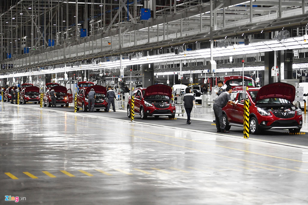 Cụ thể, VinFast là cơ sở duy nhất tại Việt Nam có năng lực tự dập các tấm lớn (hơn 20 tấm cơ bản cho mỗi xe) và có khả năng gia công và sản xuất động cơ tại chỗ, theo tiêu chuẩn cao của châu Âu. Cảnh hối hả sản xuất ôtô bên trong nhà máy VinFast