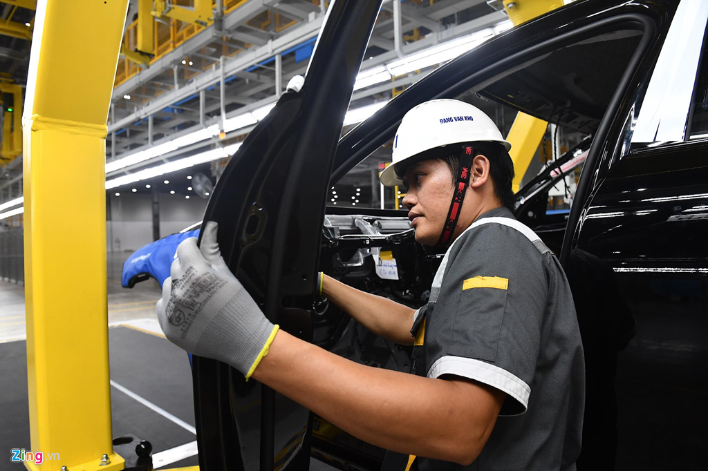 Công suất thiết kế giai đoạn 1 là 250.000 xe/năm, giai đoạn 2 là 500.000 xe/năm, tốc độ sản xuất 38 xe/giờ. Cảnh hối hả sản xuất ôtô bên trong nhà máy VinFast