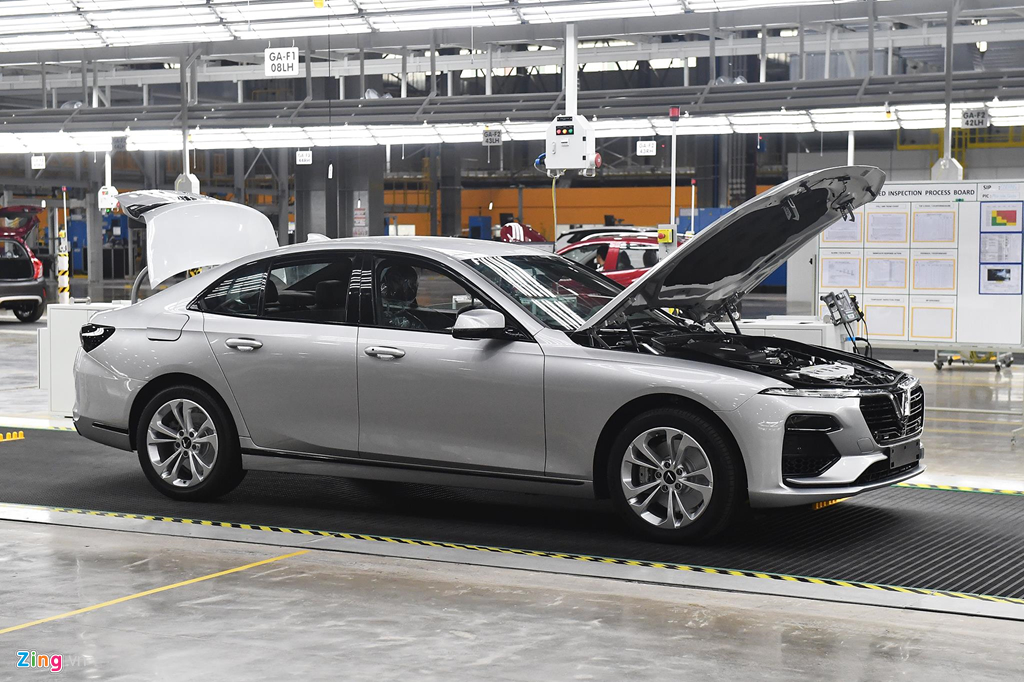 Qua việc liên tục so sánh các thông số thực tế với thông số chuẩn, tổng quan về tình trạng sản xuất, các vấn đề về kỹ thuật được nhận dạng nhanh chóng và các biện pháp cần thiết được kịp thời đề ra, thực hiện nhằm luôn bảo đảm số lượng và chất lượng sản phẩm. Cảnh hối hả sản xuất ôtô bên trong nhà máy VinFast