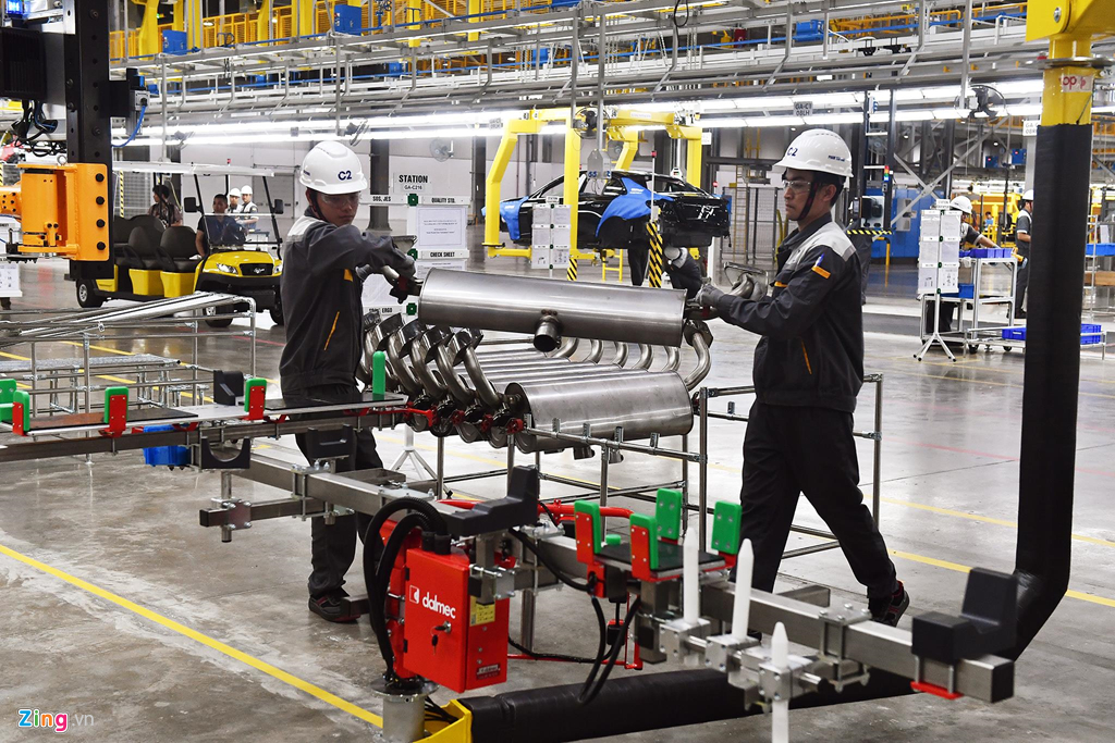 Dây chuyền linh động cho nhiều dòng sản phẩm với chất lượng gắn liền trong quá trình sản xuất. Cảnh hối hả sản xuất ôtô bên trong nhà máy VinFast