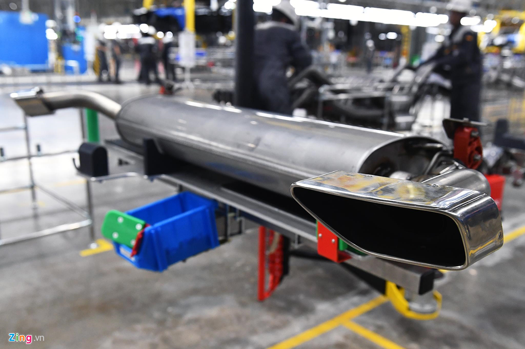 Xưởng phụ trợ bao gồm khu vực sơn các chi tiết nhựa (cản trước, cản sau) với công nghệ sơn thân thiện môi trường được cung cấp bởi nhà cung cấp Dürr (Đức). Cảnh hối hả sản xuất ôtô bên trong nhà máy VinFast