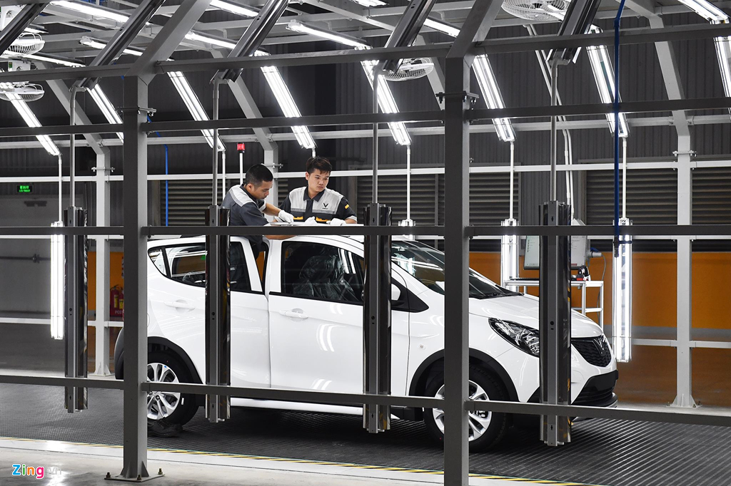 Bên cạnh việc sở hữu chu trình sản xuất khép kín và tự động hóa cao hàng đầu thế giới và đầu tiên tại Việt Nam, nhà máy sản xuất ôtô VinFast còn làm chủ được tất cả công đoạn cốt lõi, có khả năng tự sản xuất được những cấu phần chính của một chiếc ôtô. Cảnh hối hả sản xuất ôtô bên trong nhà máy VinFast