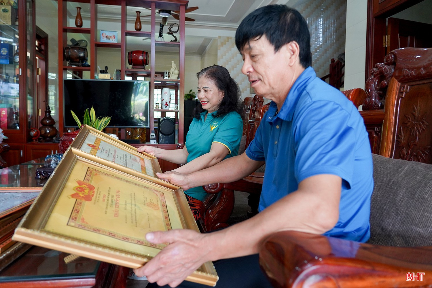 Những đóng góp của bà đã được Đảng và Nhà nước ghi nhận xứng đáng bằng nhiều phần thưởng cao quý. bqbht_br_0dsc01385.jpg