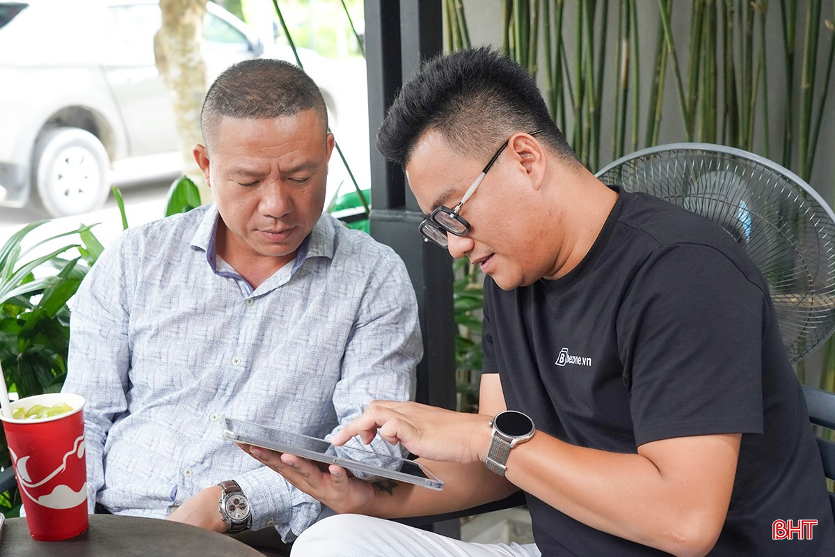 Một quán cà phê không gian mở là nơi anh Trần Hồng Quân có thể làm việc, giao dịch với khách hàng. bqbht_br_cf2.jpg