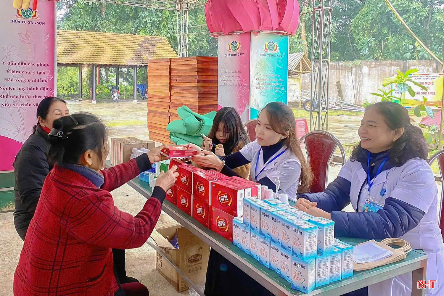 Bác sĩ Trần Thị Kim Soa (ngoài cùng bên phải) thường xuyên tham gia các hoạt động xã hội thuộc lĩnh vực y tế. bqbht_br_00.jpg