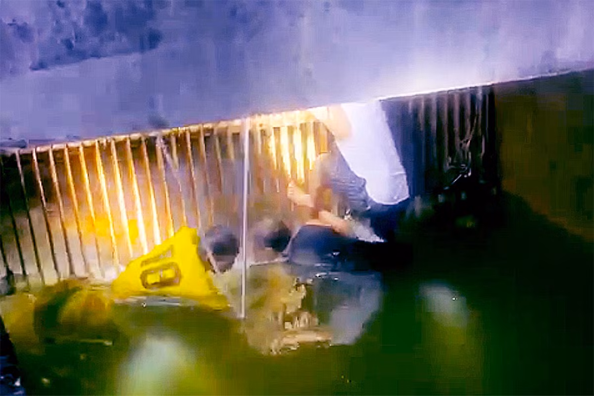 Người dân địa phương hỗ trợ vớt thi thể 2 anh em ruột bị đuối nước ở xã Đức Đồng vào đêm 28/6.