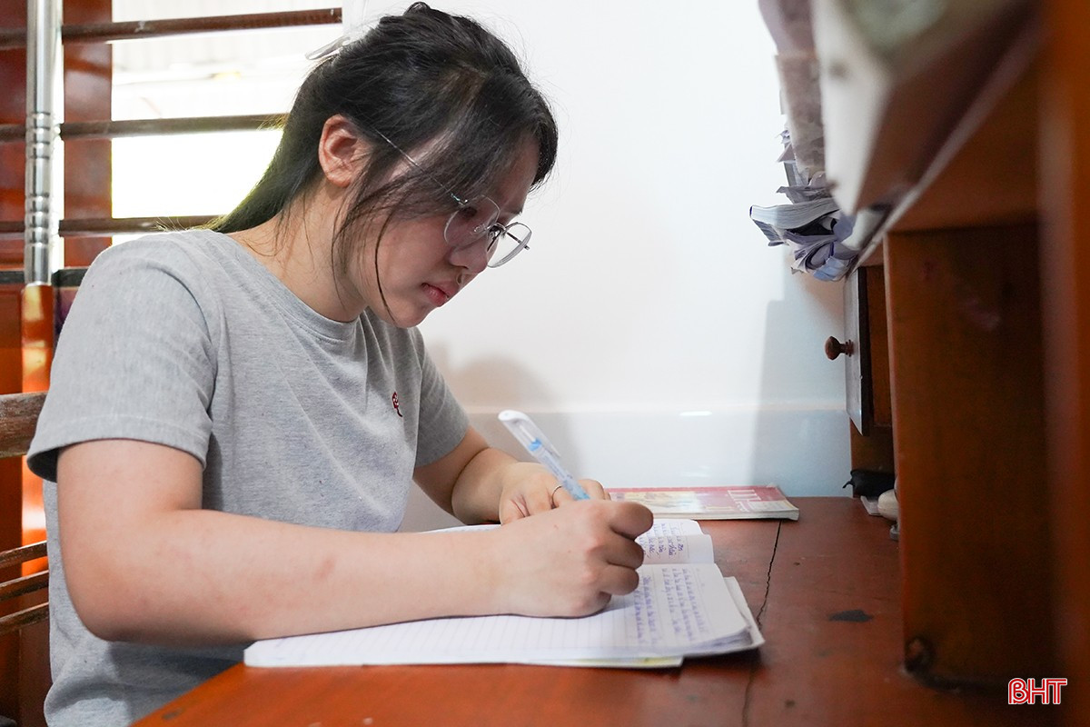 Nén đi những mất mát, cô gái bé nhỏ Phương Linh đã viết lên câu chuyện của một thủ khoa đầy nghị lực. bqbht_br_0dsc00106.jpg