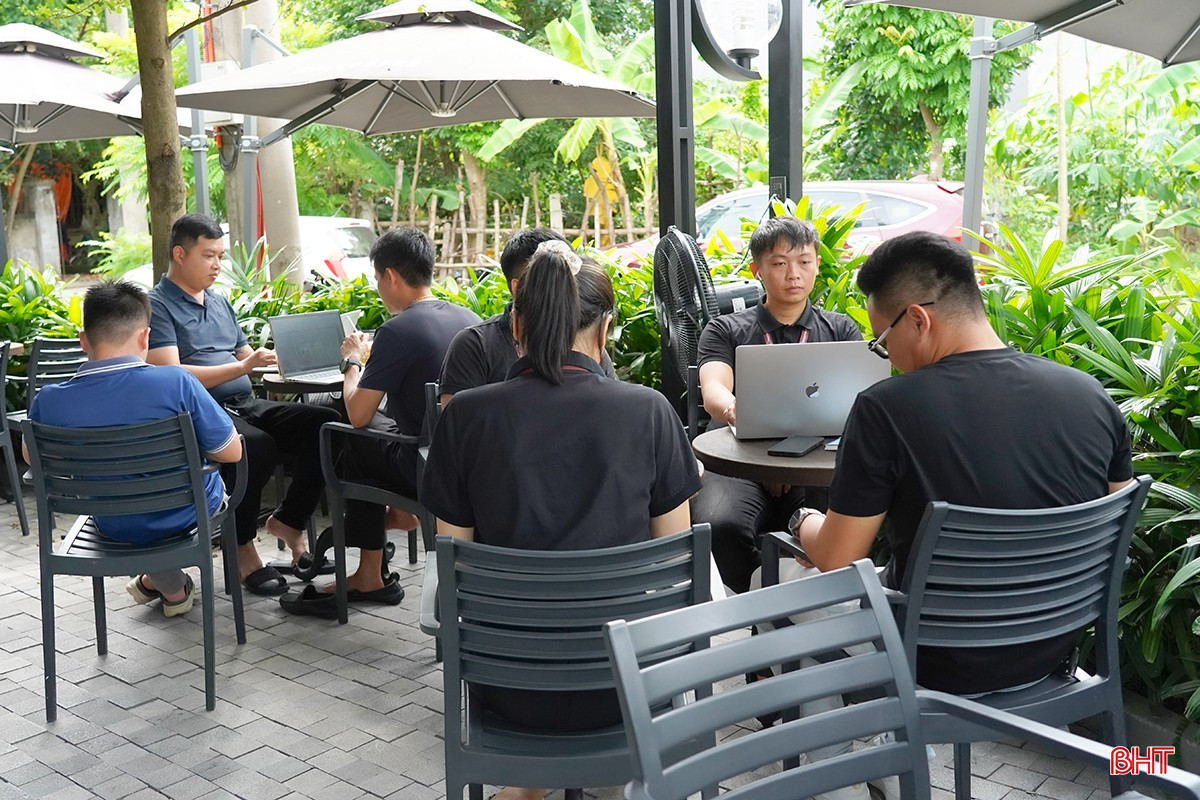 Tại quán cà phê, nhiều người cảm thấy thoải mái để sáng tạo trong công việc. bqbht_br_cf3.jpg