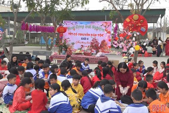 Xuân ấm lan tỏa từ những gian hàng Tết dành cho học sinh nghèo