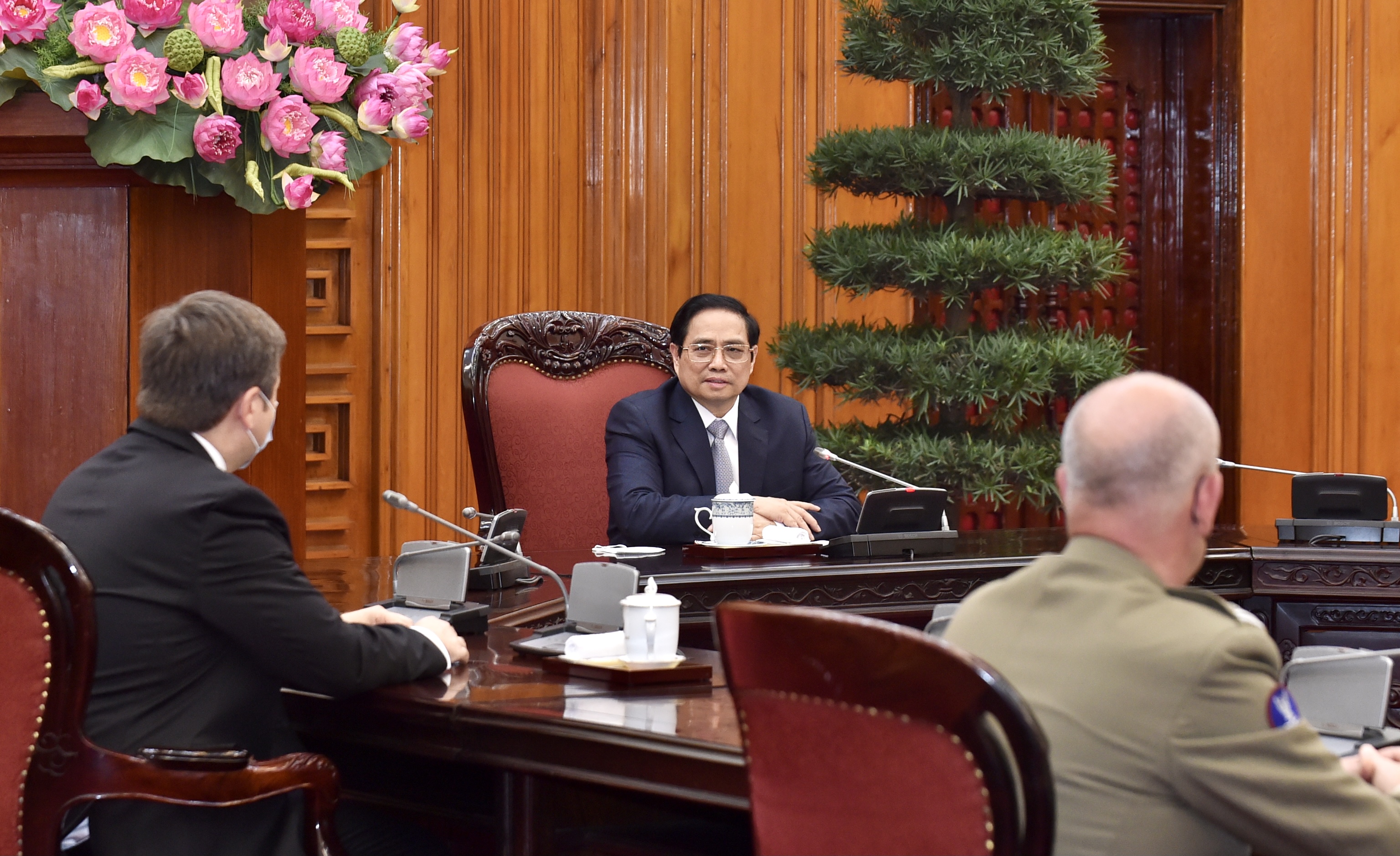 Thủ tướng Phạm Minh Chính cảm ơn và bày tỏ mong muốn Chính phủ Ba Lan tiếp tục hỗ trợ cộng đồng người Việt Nam tại Ba Lan ổn định cuộc sống, nhất là trong những lúc khó khăn do dịch bệnh. Ảnh VGP/Nhật Bắc Ba Lan tặng và nhượng lại cho Việt Nam hơn 3,5 triệu liều vaccine phòng COVID-19